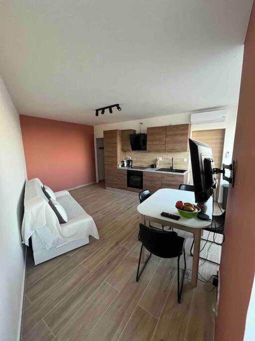 Joli Appart/Vue Etang/Clim /Wifi Баларук-ле-Бен Экстерьер фото